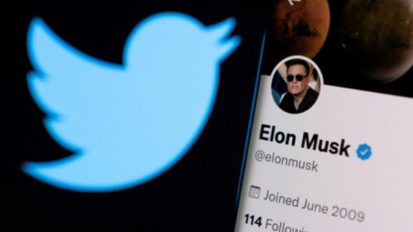 FILE PHOTO: Elon Musk&#039;s twitter account is seen on a smartphone in front of the Twitter logo in this photo illustration taken, April 15, 2022. REUTERS/Dado Ruvic/Illustration/File Photo