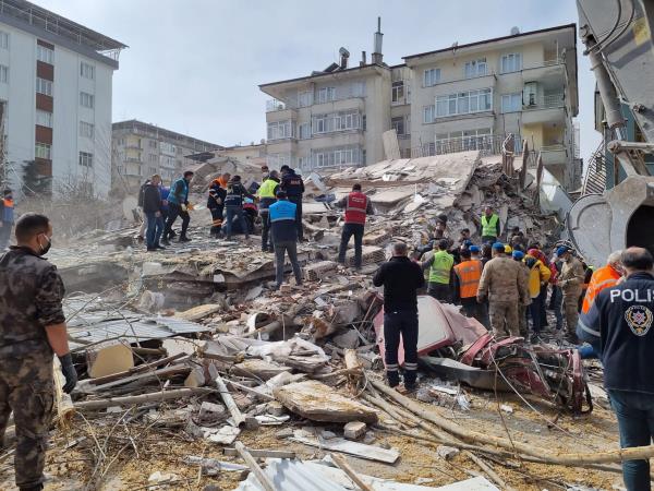 土耳其发生新的地震，更多建筑物倒塌，1人死亡