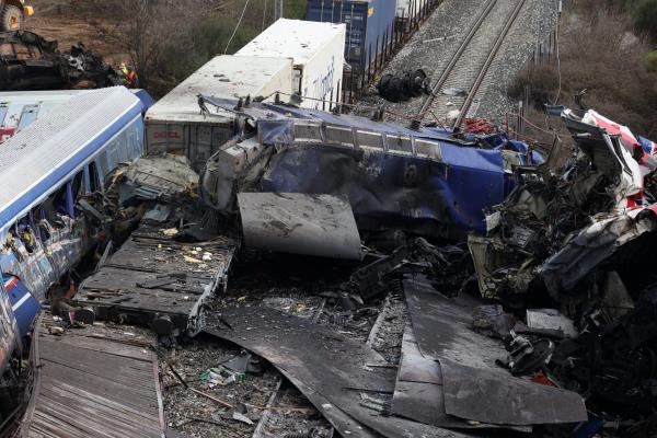 救援人员正在清理希腊最致命的火车相撞事故的残骸
