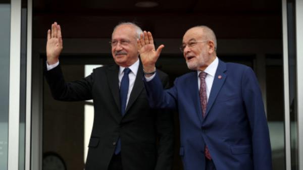 Turkey&#039;s main opposition Republican People&#039;s Party (CHP) leader Kemal Kilicdaroglu and Chairperson of opposition Felicity Party Temel Karamollaoglu greet media members before their meeting in Ankara, Turkey March 6, 2023. Alp Eren Kaya/Republican People&#039;s Party/Handout via REUTERS