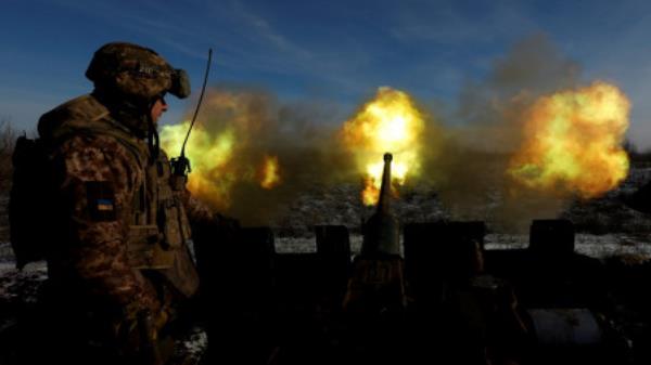 Ukrainian members of the military fire an anti-aircraft weapon, as Russia&#039;s attack on Ukraine continues, in the fro<em></em>ntline city of Bakhmut, Ukraine, January 10, 2023. REUTERS/Clodagh Kilcoyne